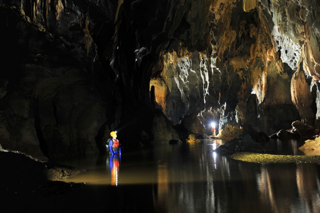 hang-toi-dark-cave-vietnam